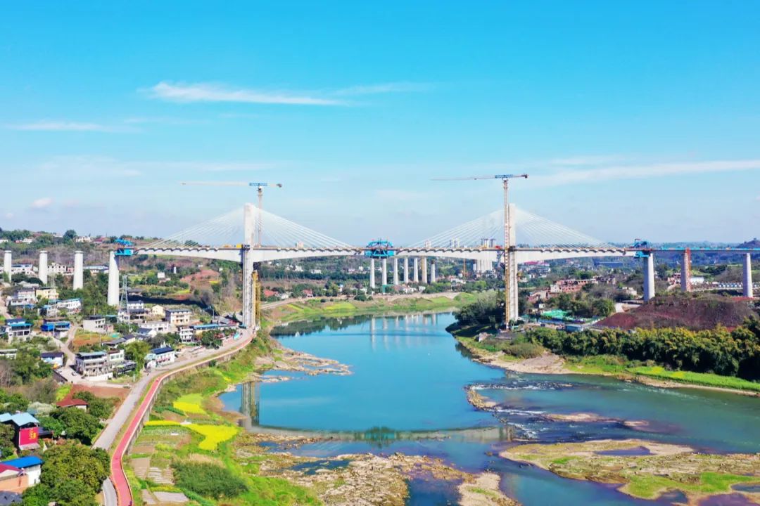 國內首座雙柱式V型橋塔、空間索面斜拉索的高速鐵路橋 | 渝昆高鐵瀘州沱江特大橋主跨順利合龍